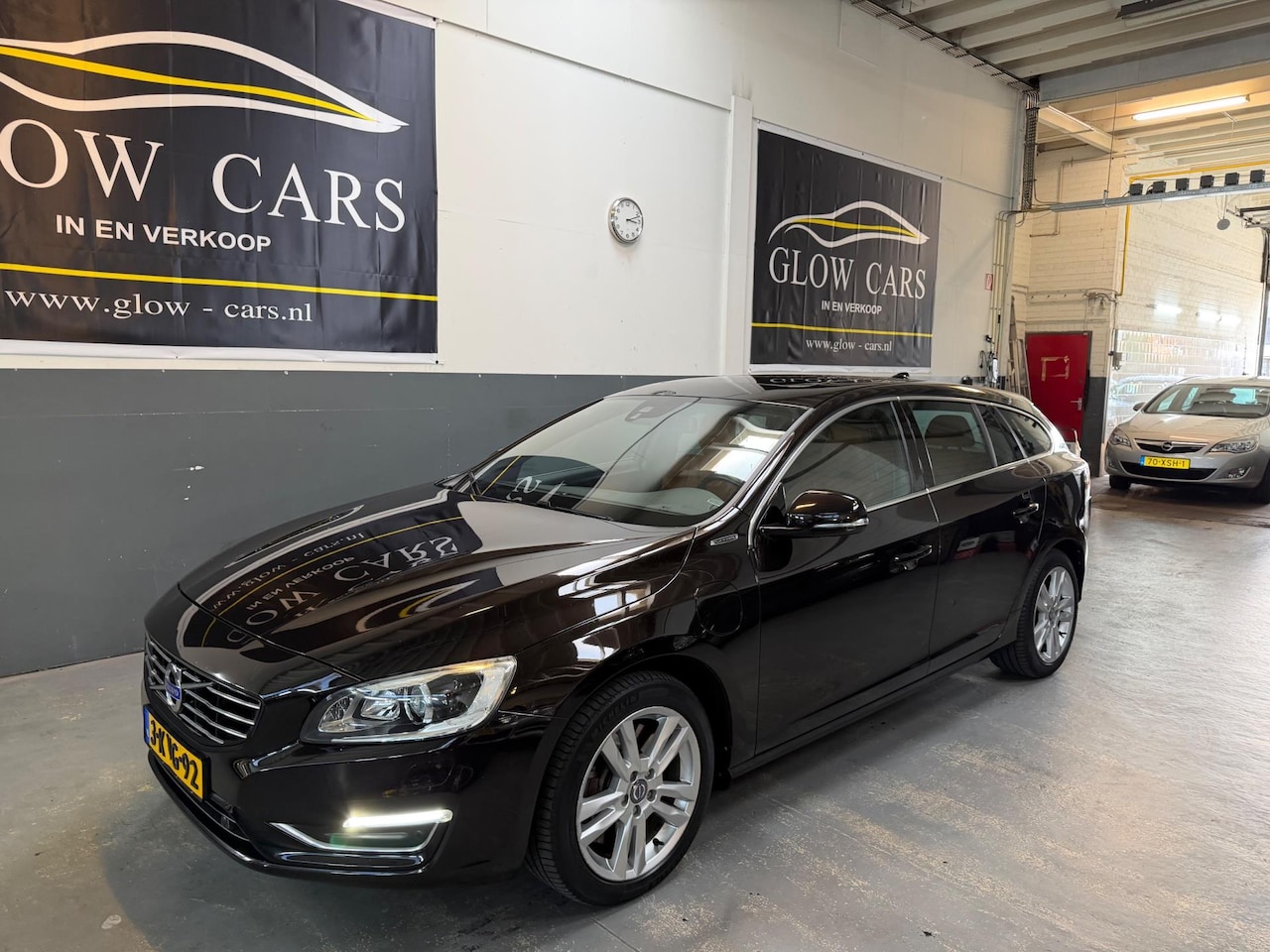 Volvo V60 - 2.4 D6 AWD Plug-In Hybrid Summum |AUTOMAAT|PDC|AIRCO|STOEL.VERW| - AutoWereld.nl