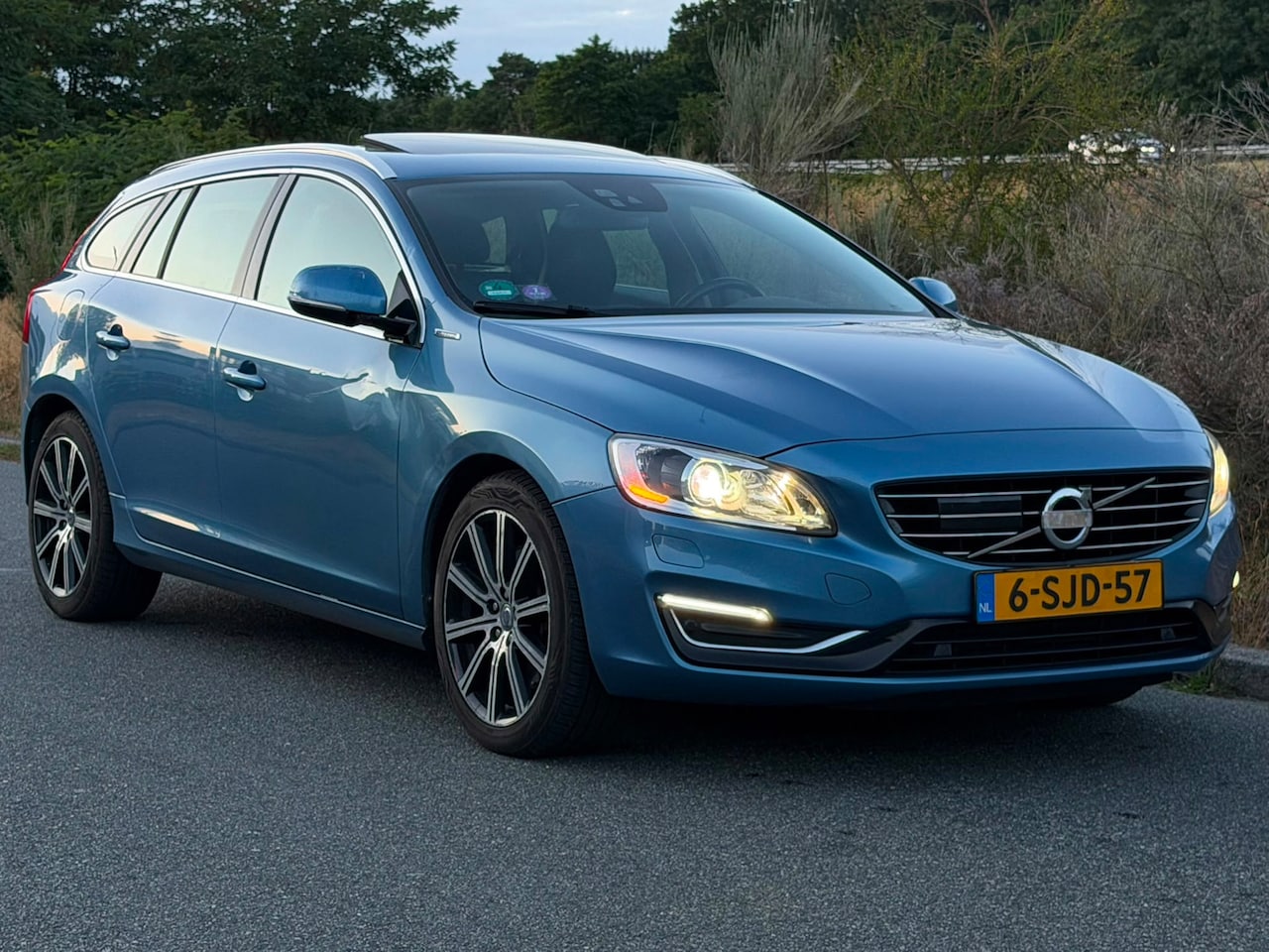 Volvo V60 - 2.4 D6 AWD Plug-In Hybrid Summum AIRCO CAM STOELVERW DODEHOEK CRUISE NAP - AutoWereld.nl