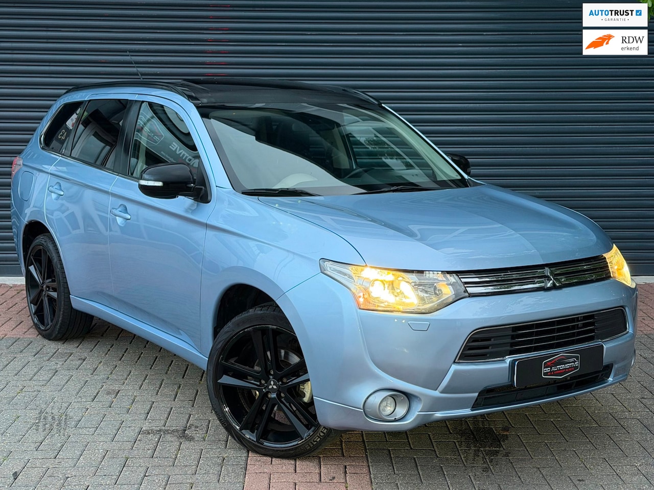 Mitsubishi Outlander - 2.0 PHEV Instyle+ Schuifdak | Trekhaak | Camera | Acc | Leder - AutoWereld.nl