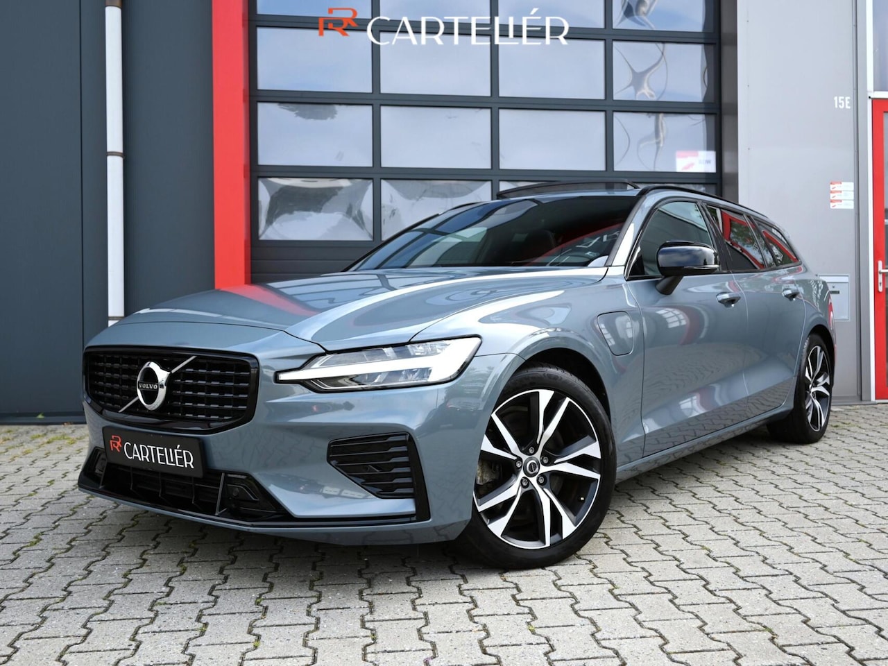 Volvo V60 - 2.0 T6 Plug-in Hybrid AWD Long Range 398PK R Design Thunder Grey | Pano | Trekhaak | Leder - AutoWereld.nl