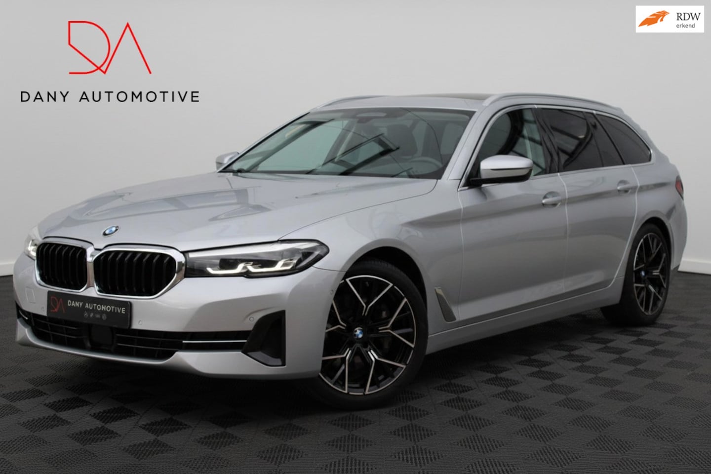 BMW 5-serie Touring - 530i Executive 1 Jaar GARANTIE ACC I VIRTUAL I CARPLAY I ELEK. TREKHAAK I LED I LEDER I DO - AutoWereld.nl