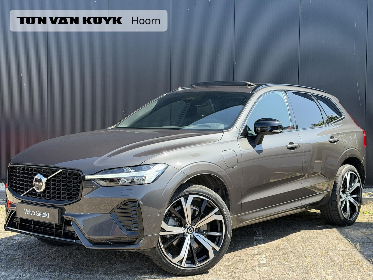Volvo XC60 - 2.0 T8 Plug-in hybrid AWD R-Design dark/ long range/ intellisafe /360 camera/ schuifdak/ h - AutoWereld.nl