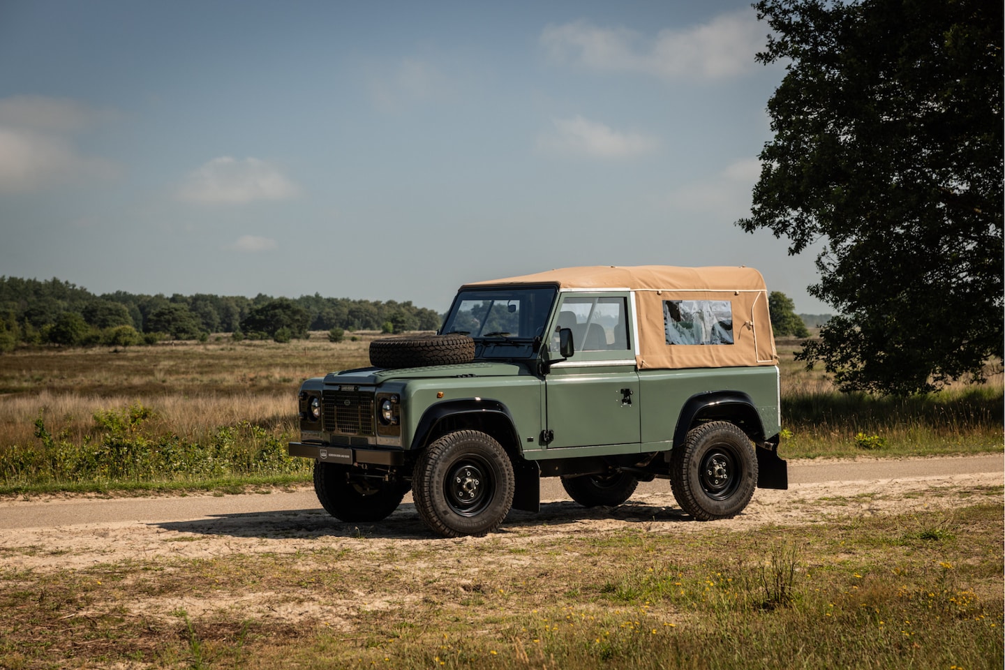 Land Rover Defender 90 - 2.5 Defender benzine gerestaurd Wegenbelastingvrij! - AutoWereld.nl