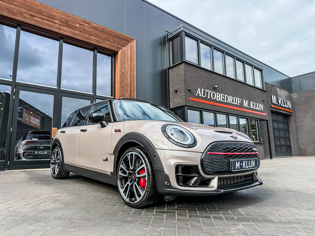 MINI Clubman - 2.0 JCW ALL4 John Cooper Works F1 aut 306pk Rooftopgrey/Pano/Hk/Camera/Vol/Btw - AutoWereld.nl