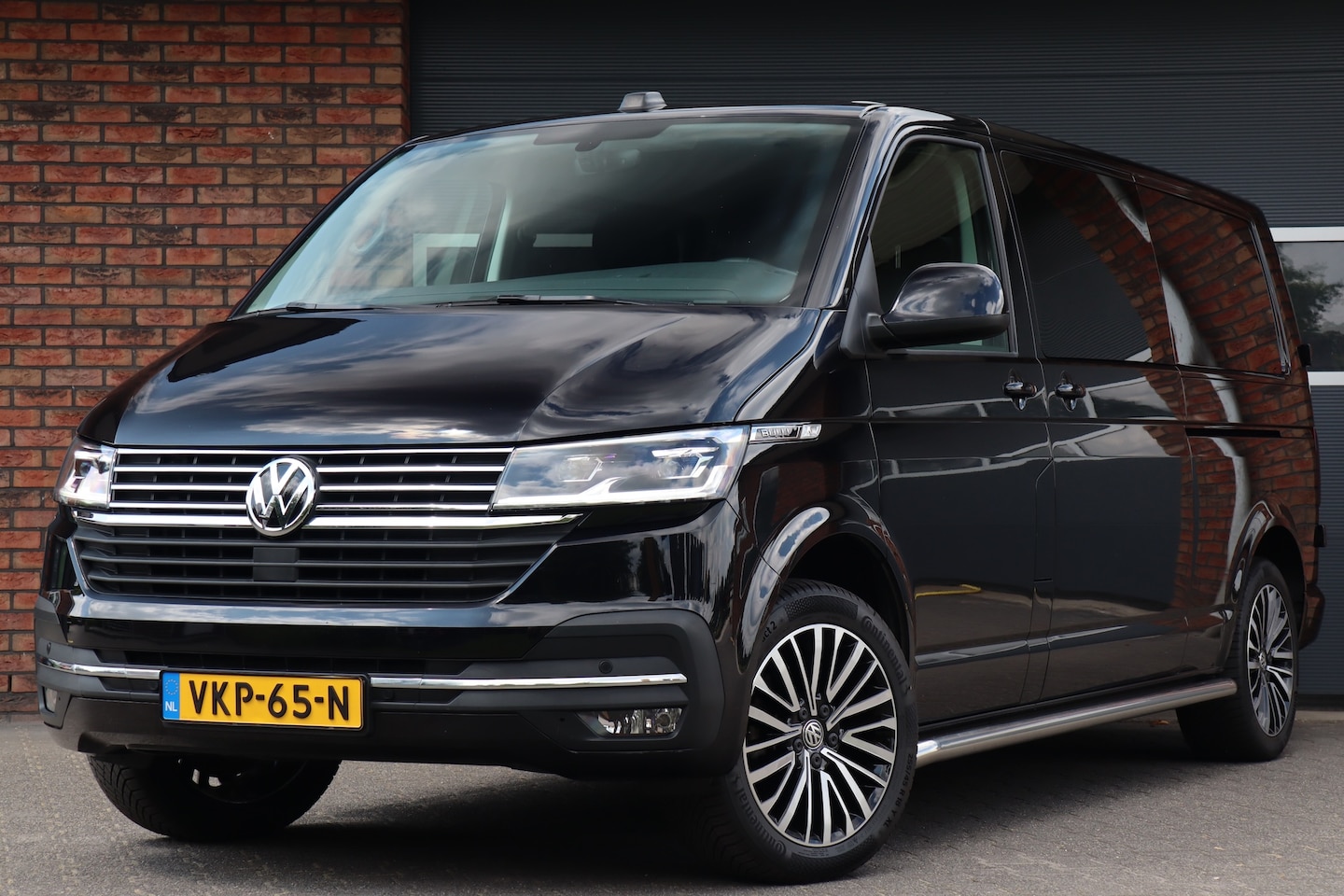 Volkswagen Transporter - 2.0 TDI DSG L2H1 DC Bulli, 2x schuifdeur - AutoWereld.nl