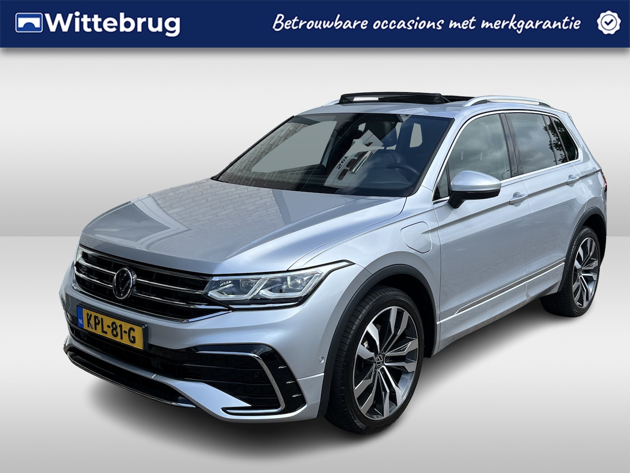 Volkswagen Tiguan - 1.4 TSI eHybrid R-Line / AUTOMAAT/ 245 PK/ 2X R-LINE/ PANO/ TREKHAAK/ CAMERA/ KEYLESS/ IQ. - AutoWereld.nl