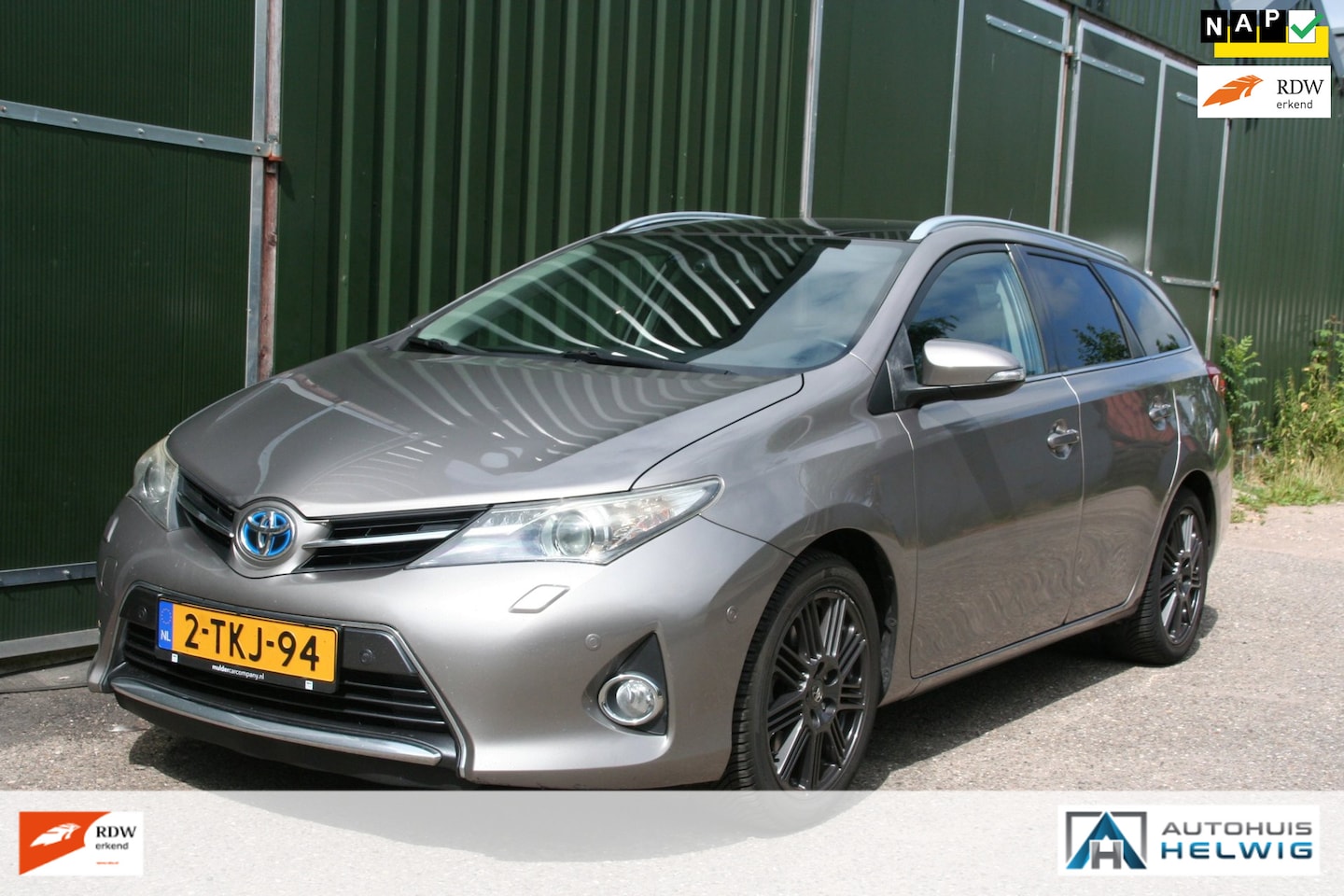 Toyota Auris Touring Sports - 1.8 Hybrid Executive LEER PANORAMADAK NAVIGATIE STOELVERW. - AutoWereld.nl