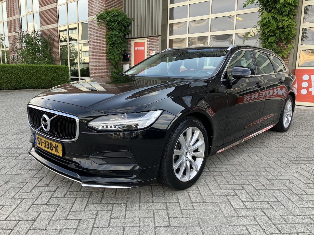 Volvo V90 - 2.0 D3 Momentum | LED | 18" | Org-NL | Dodehoekdetectie | Nette auto | Goed onderhouden | - AutoWereld.nl