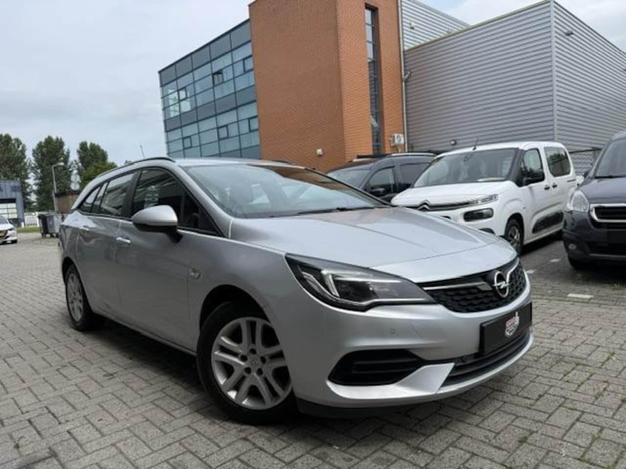 Opel Astra Sports Tourer - 1.2 Benzine | Navigatie | Lage km's - AutoWereld.nl