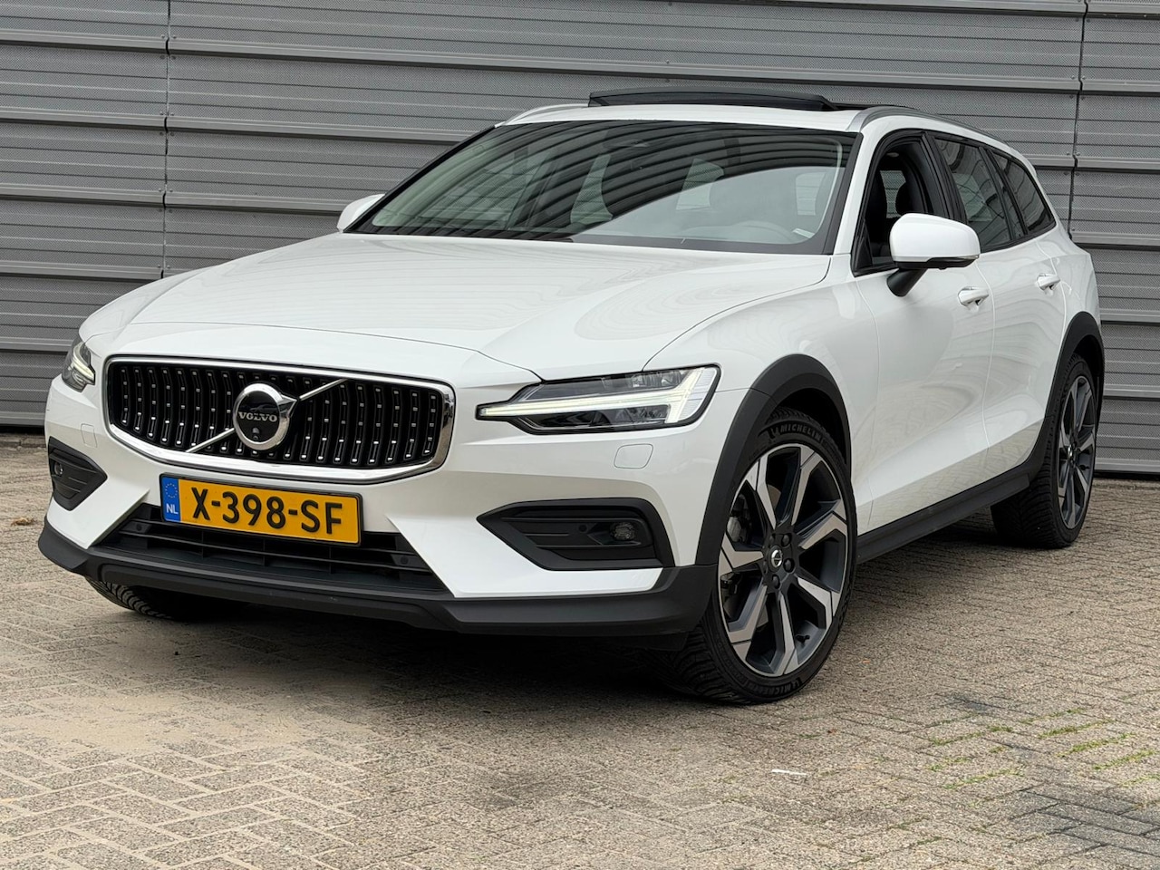 Volvo V60 Cross Country - B5 Ultimate Pano-dak | Parkeerverw.| B&W | Trekh. | Nappa massage/ventilatie | 20" - AutoWereld.nl