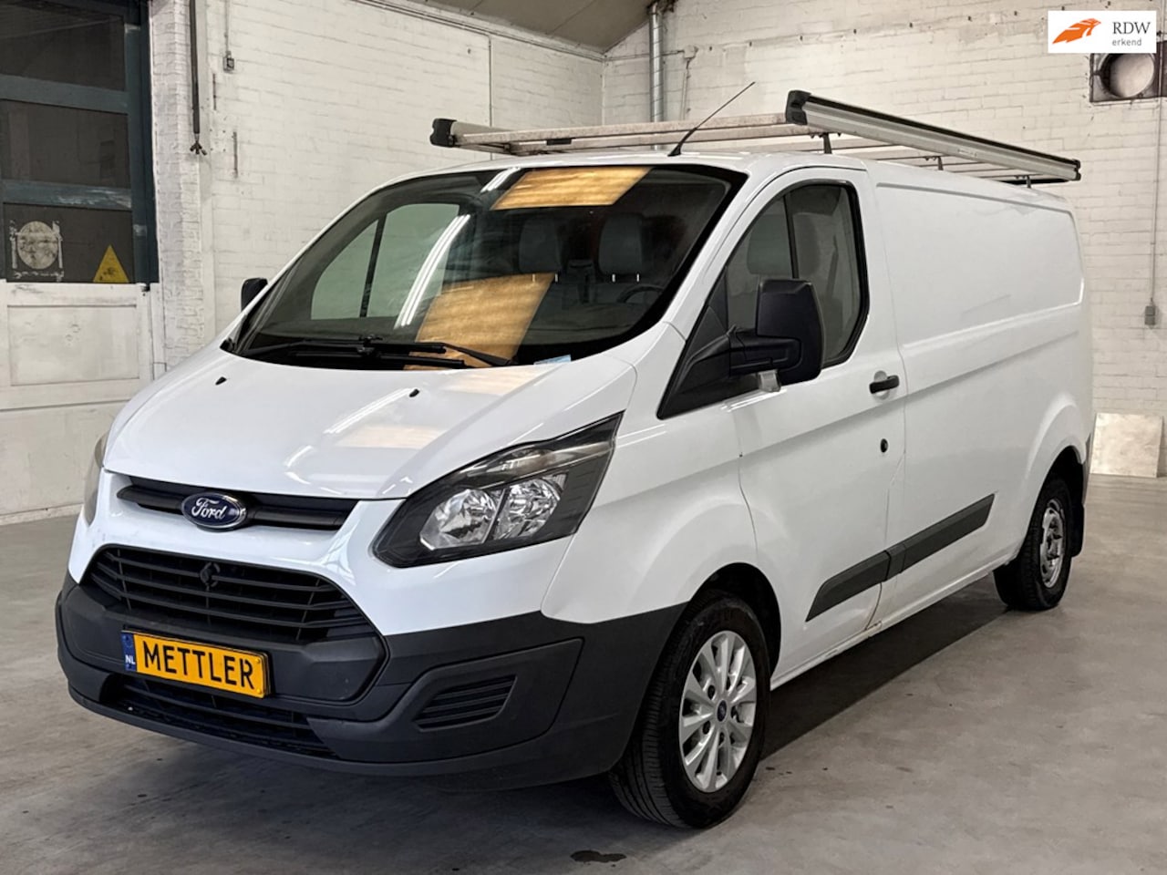 Ford Transit Custom - 330 2.2 TDCI L2H1 Ambiente | Airco | Trekhaak | Imperiaal - AutoWereld.nl