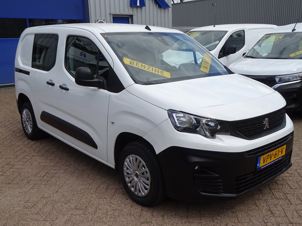 Peugeot Partner - 1.2 PureTech Pro BENZINE AIRCO NAVI CRUISE CONTROL PDC SCHUIFDEUR - AutoWereld.nl