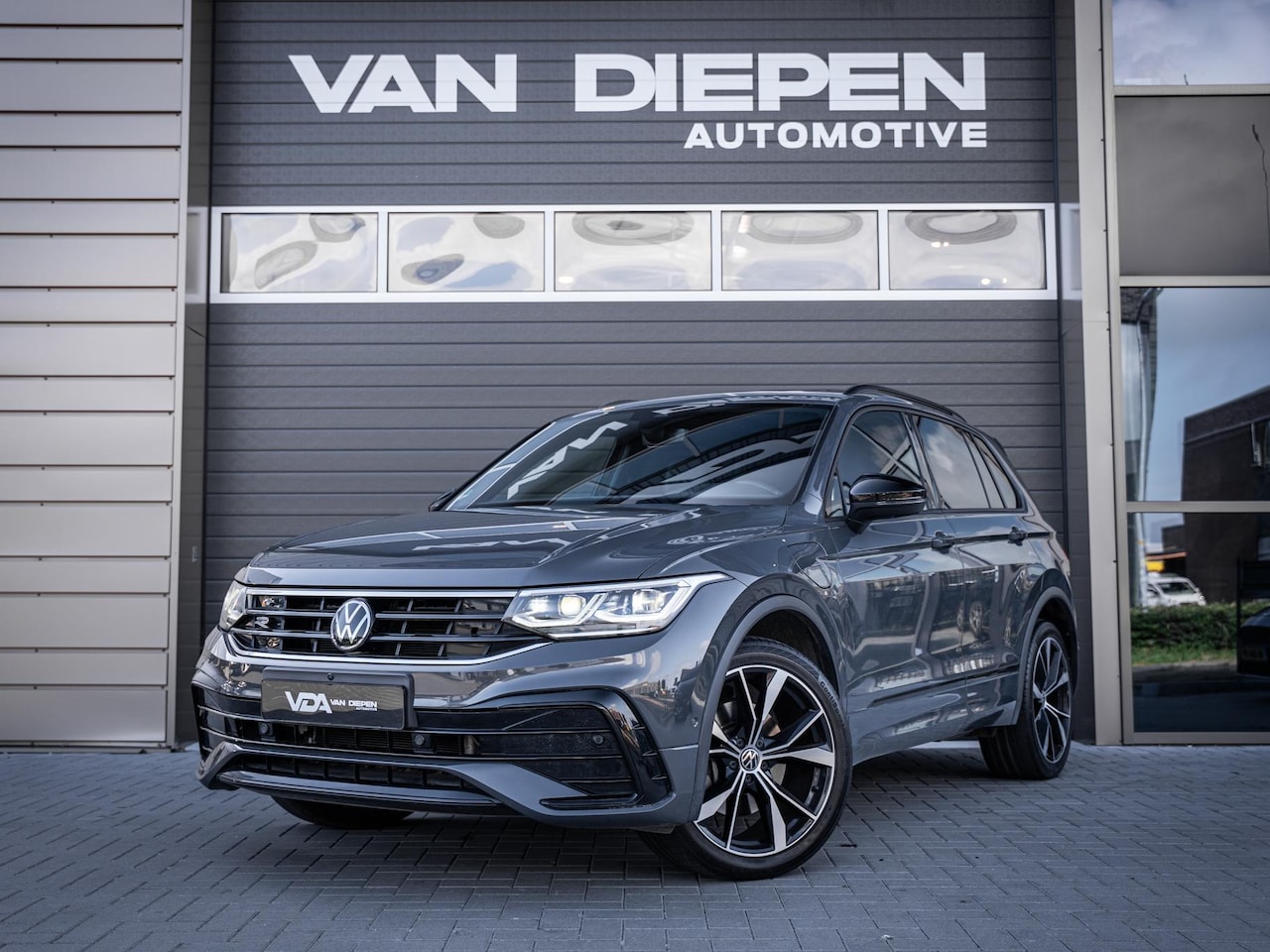Volkswagen Tiguan - 1.4 TSI eHybrid R-Line Business+ - Pano l Mem. l 360cam l Trekhaak - AutoWereld.nl