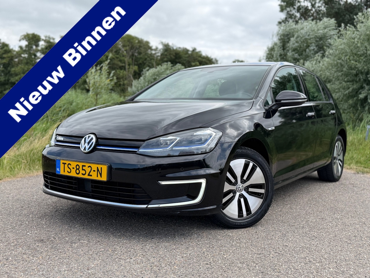 Volkswagen e-Golf - Automaat / NL Auto / Navigatie / Achteruit rij camera / Climate Control / Lm Velgen / - AutoWereld.nl