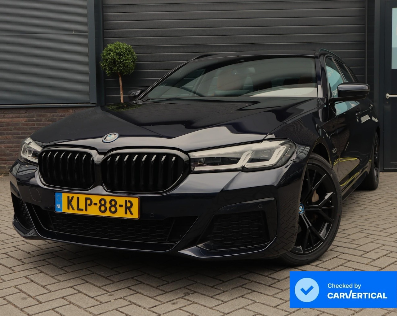 BMW 5-serie Touring - 530e M Sport | Pano | Leer | Stoelverwarming | 19 Inch - AutoWereld.nl