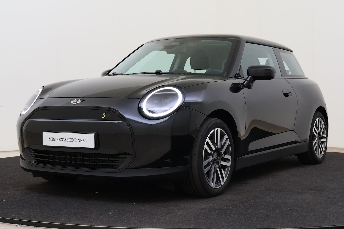 MINI 3-Deurs - Hatchback Cooper E / Classic / Pakket S / 17 inch Parallel Spoke 2-tone - AutoWereld.nl