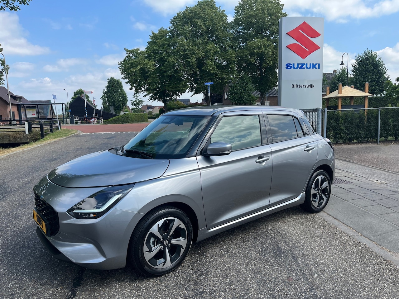 Suzuki Swift - 1.2 Style Smart Hybrid AUTOMAAT // SLECHTS 3000 KM Full option 1e eigenaar dealer onderhou - AutoWereld.nl