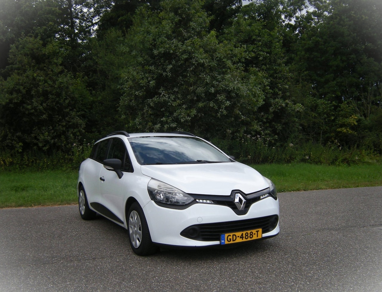 Renault Clio Estate - 0.9 TCe Authentique . 5 Drs . Airco . Cruiscontrol . Trekhaak . dagrij verlichting . enz - AutoWereld.nl