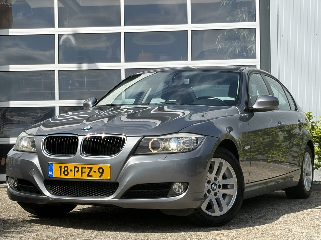 BMW 3-serie - 320i Business Line 170pk | Audio-navigatie full map | Bi-xenon koplampen | Cruise control - AutoWereld.nl