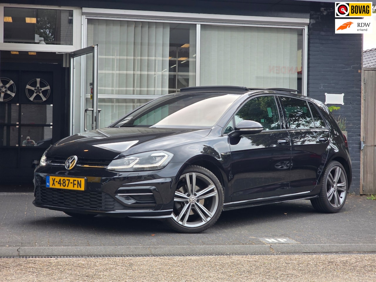 Volkswagen Golf - 1.5 TSI Highline Business R-LINE / PANO / VIRTUAL / ACC / DCC - AutoWereld.nl