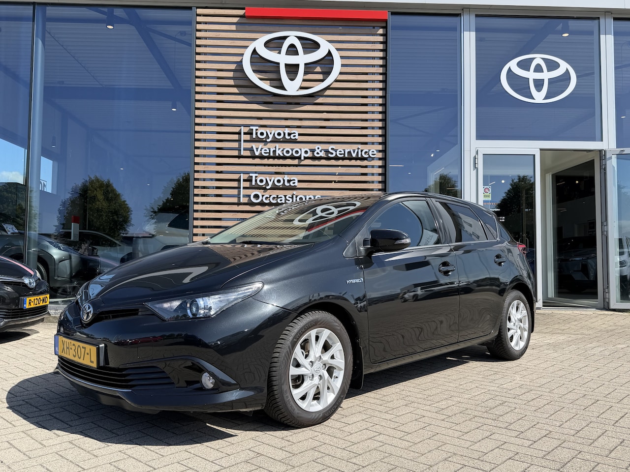 Toyota Auris - 1.8 Hybrid Business Plus Automaat 136pk | Achteruitrijcamera | Climate Control | Cruise Co - AutoWereld.nl