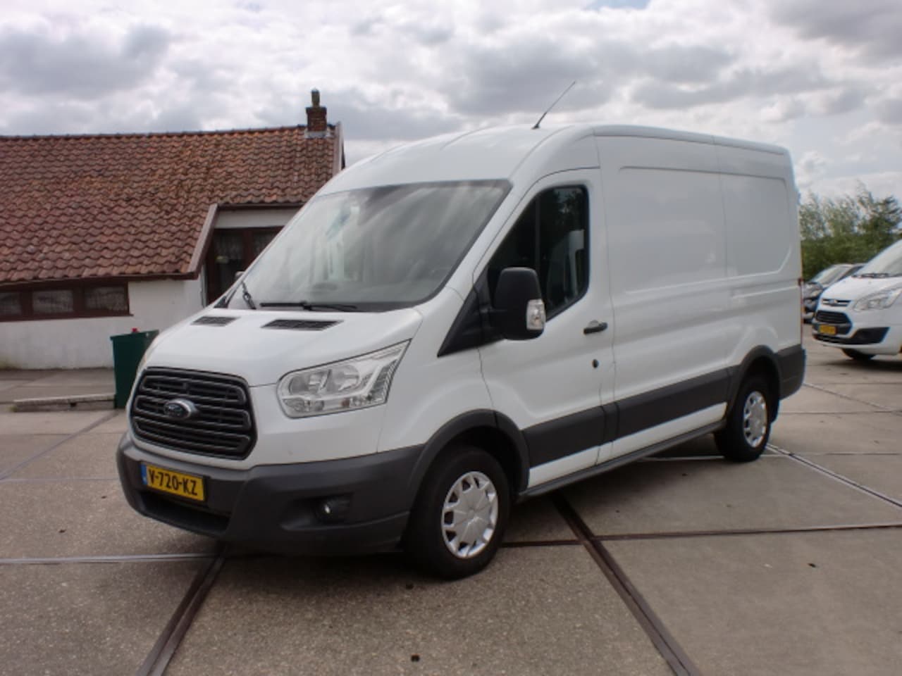 Ford Transit - 2.0 TDCI L2H2 BJ 2018 EU6 DISTRIBUTIE OP185DKM AIRCO NAP - AutoWereld.nl