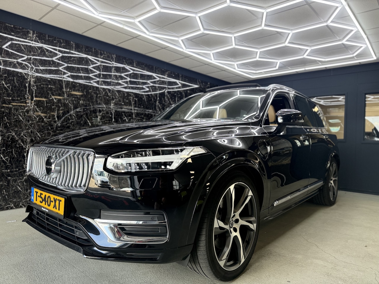 Volvo XC90 - 2.0 B6 AWD R-Design 2.0 B6 AWD R-Design - AutoWereld.nl