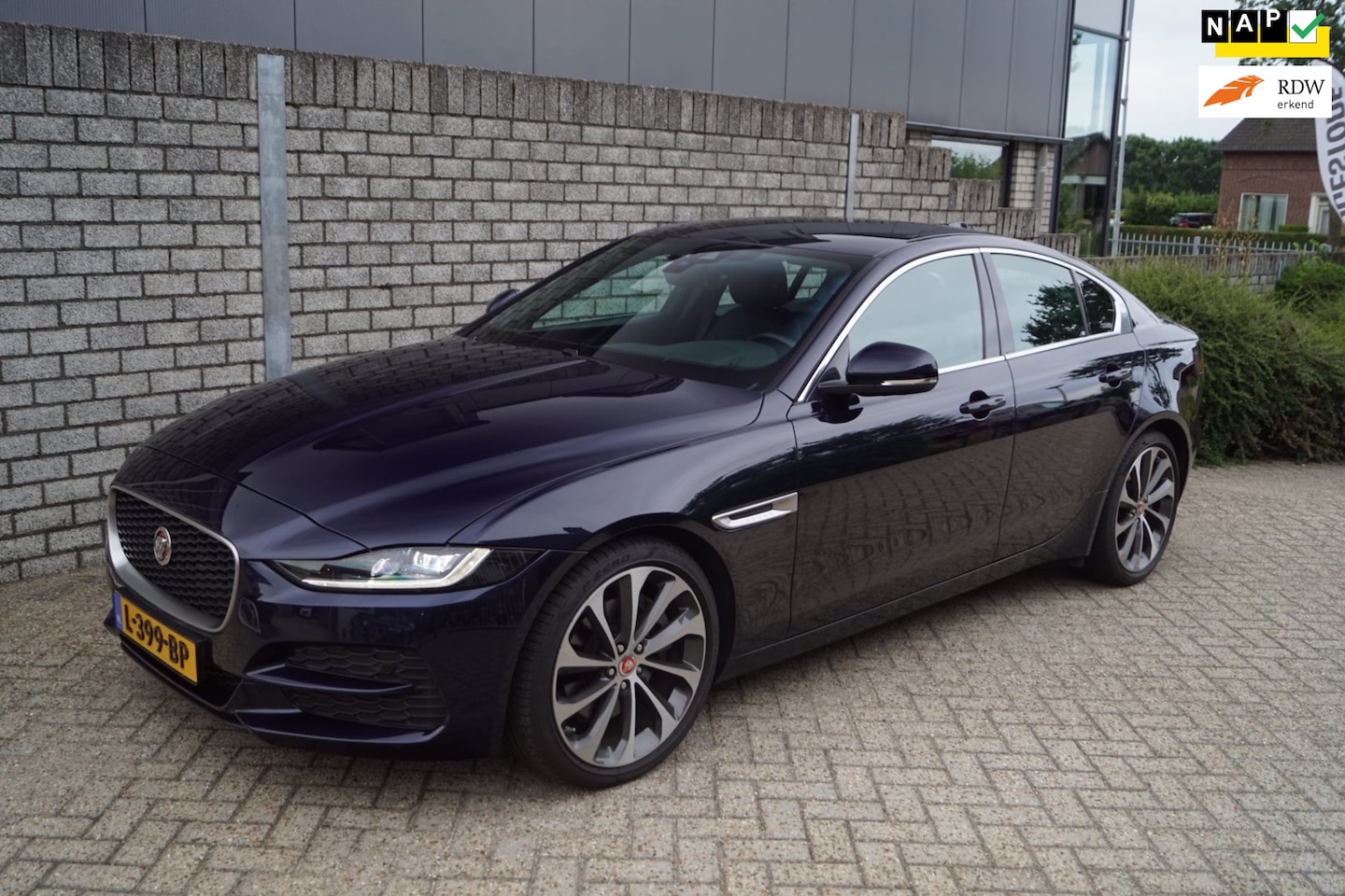 Jaguar XE - 2.0 P250 R-Dynamic SE Autom Leder Sportst Stoel/Stuurverw Navi Camera Clima Cruise 2x PDC - AutoWereld.nl
