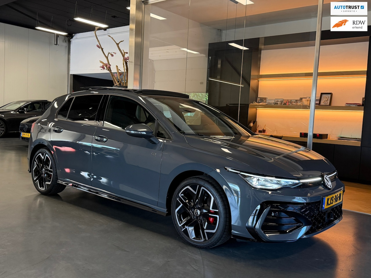 Volkswagen Golf - 8.5 1.5 eTSI R-Line Facelift Panorama Achteruitrijcamera - AutoWereld.nl