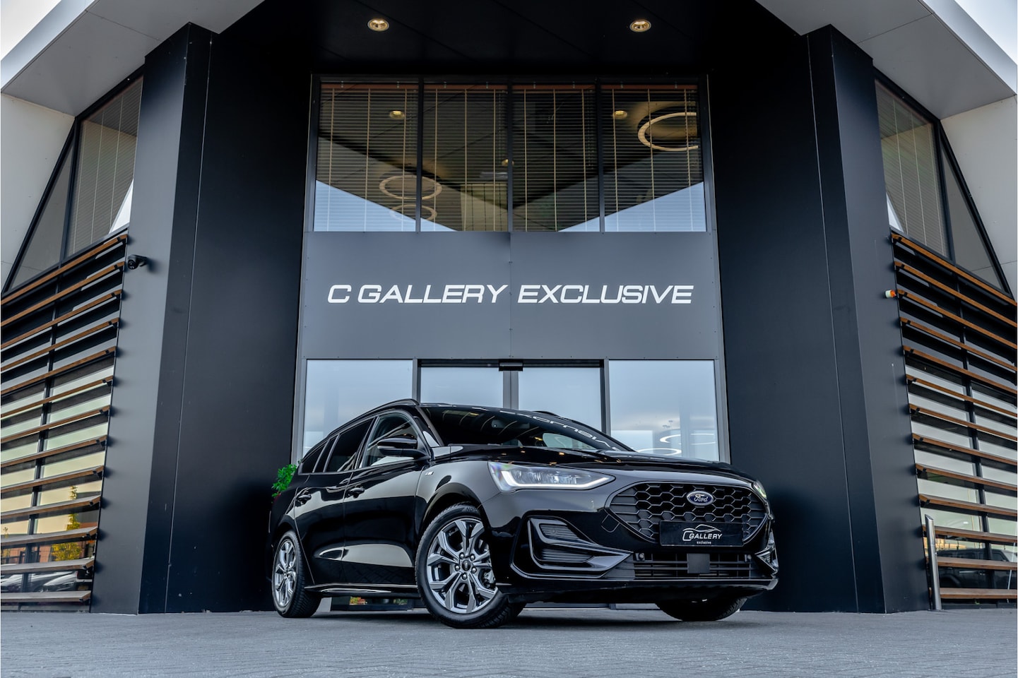 Ford Focus Wagon - 1.0 EcoBoost Hybrid ST Line - ACC | Camera | Stoelverwarming - AutoWereld.nl