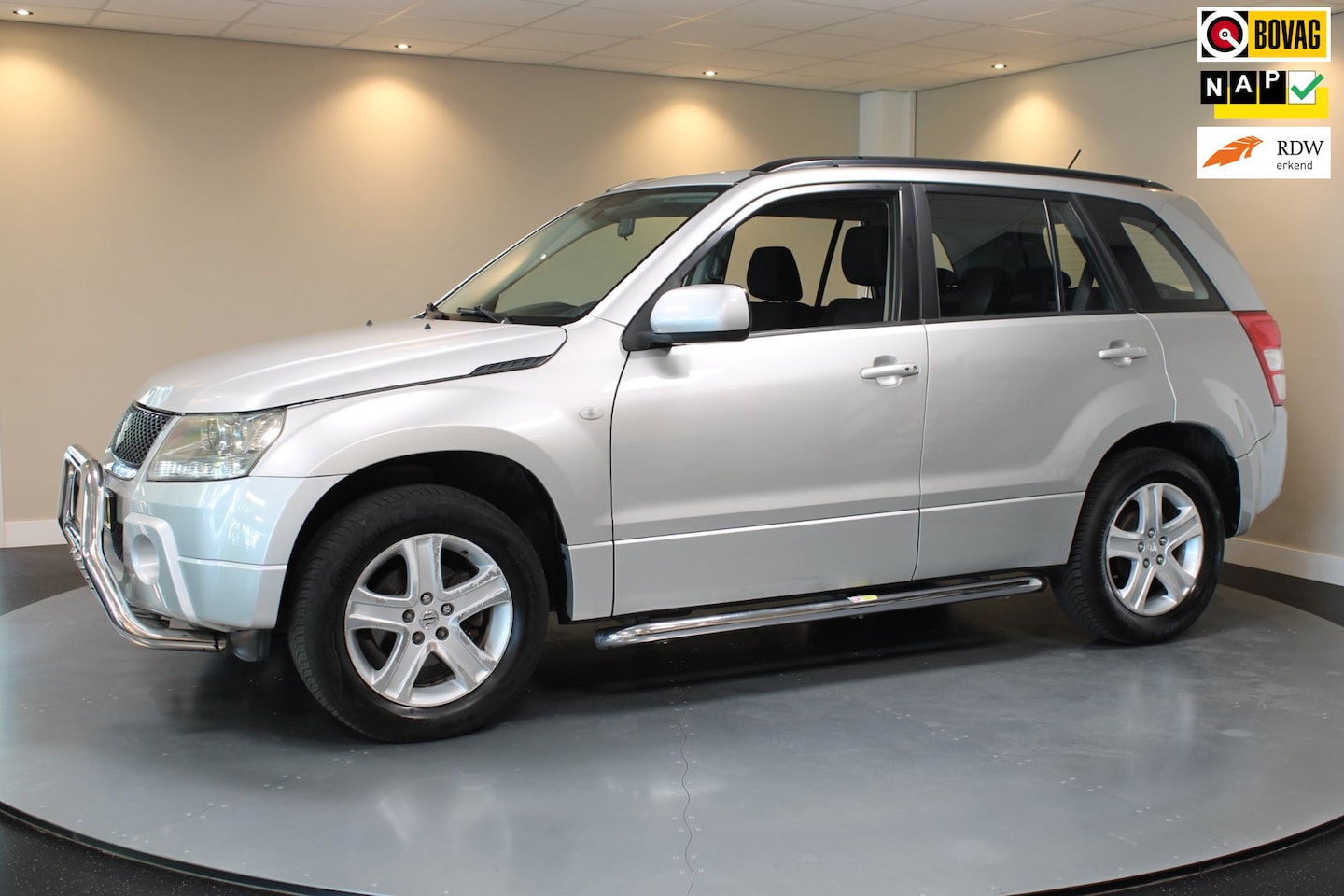 Suzuki Grand Vitara - 2.0-16V Exclusive *Automaat* Trekhaak|Airco|Bullbar/Sidebars|PDC|NAP - AutoWereld.nl