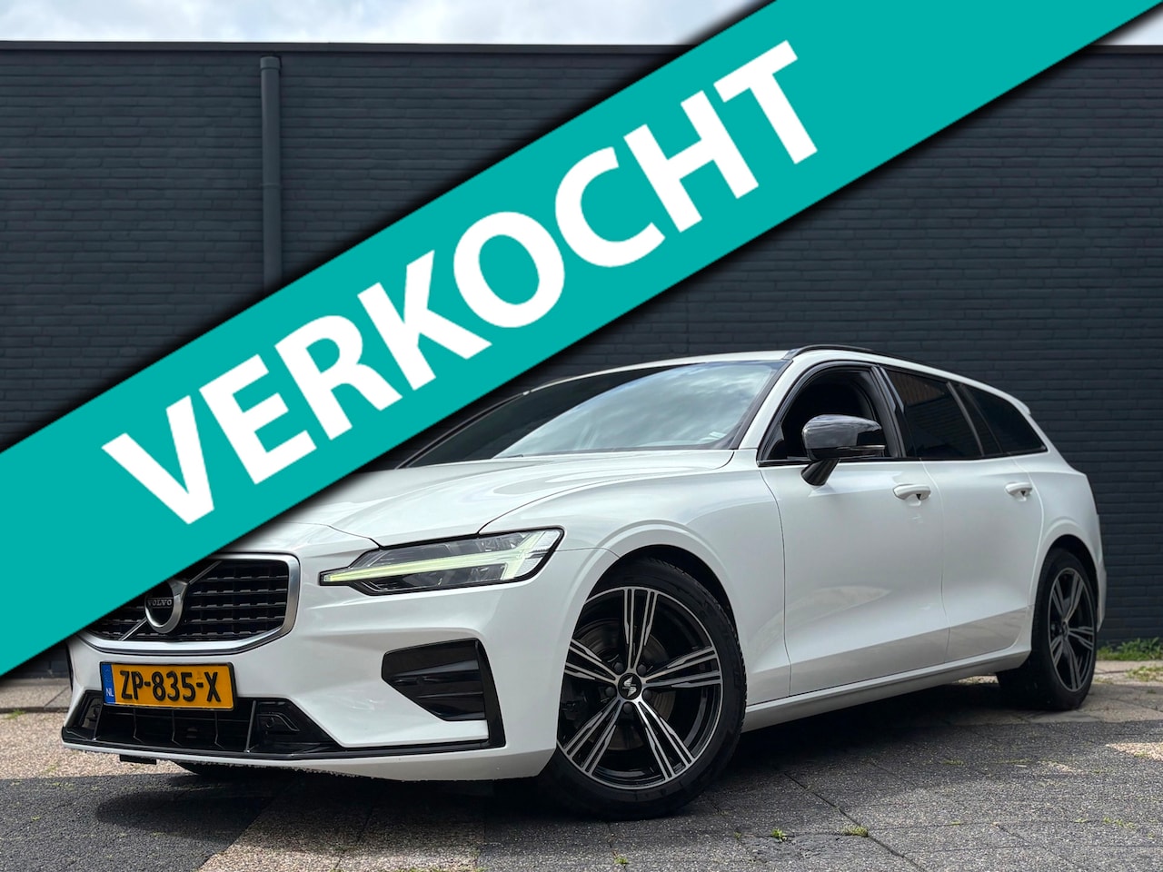 Volvo V60 - 2.0 T4 R-Design | Trekhaak | CarPlay | Stoelverw. | Memory | Distributieriem is vervangen - AutoWereld.nl