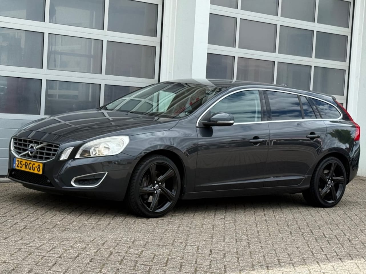 Volvo V60 - 2.0 Turbo 203PK Momentum Navi Pdc Trekhaak NW APK! - AutoWereld.nl