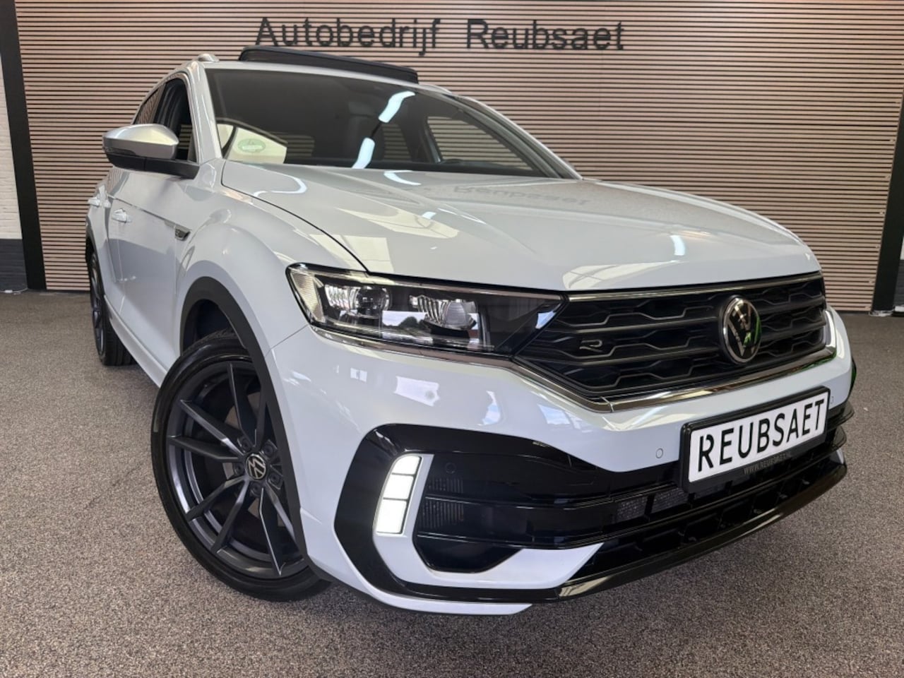 Volkswagen T-Roc - 2.0 TSI 4Motion R 300pk Akra Pano Keyless Beats Acc Incl 12Mnd Garantie - AutoWereld.nl