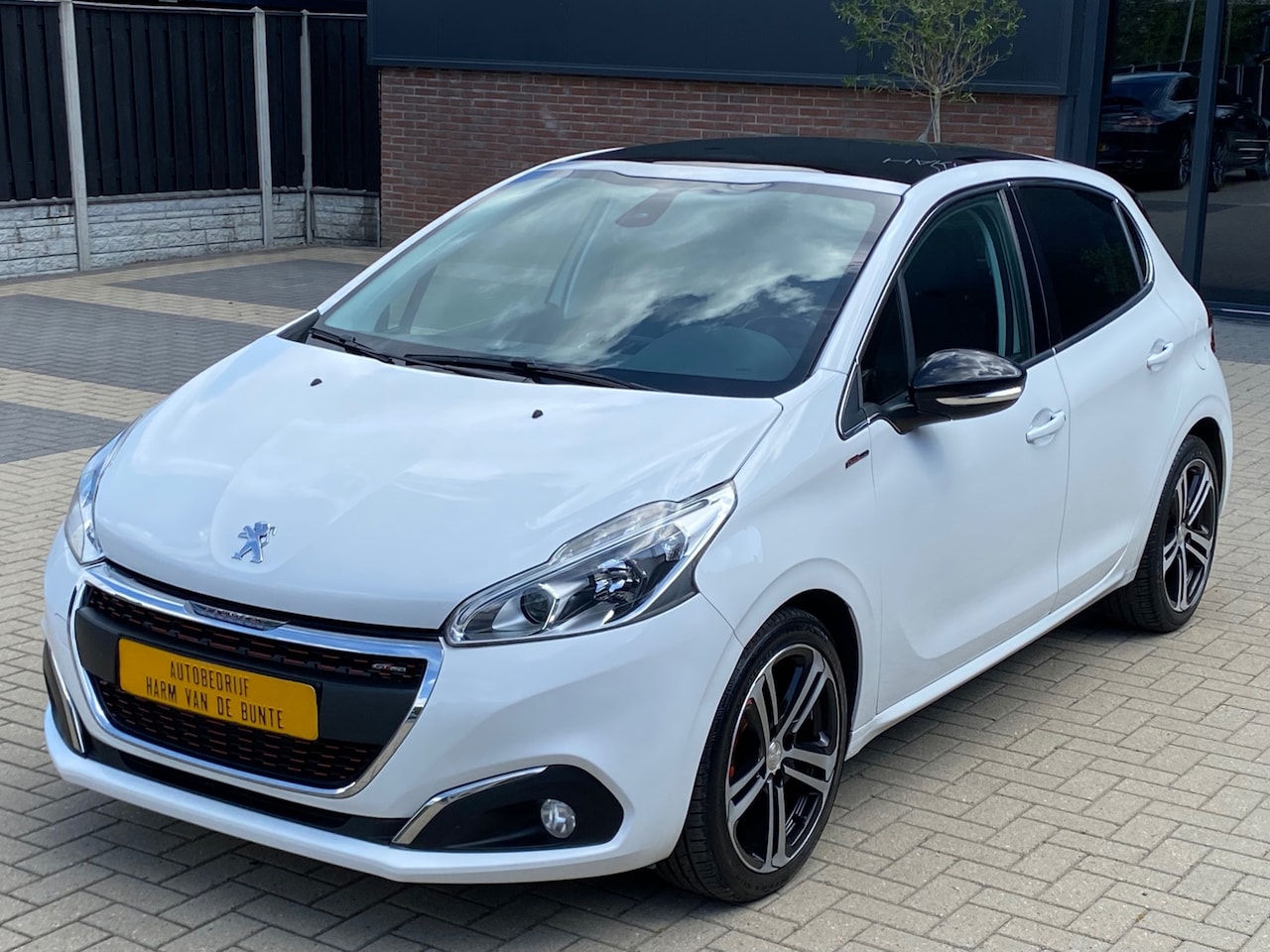 Peugeot 208 - 1.6 BlueHDi GT-line NIEUWSTAAT PANO CRUISE XENON LED PDC 5 DEURS - AutoWereld.nl