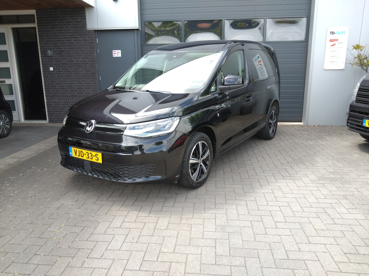 Volkswagen Caddy Cargo - 2.0 TDI 1st Edition 150 PK *Led*LM velgen*Trekhaak*Keyless*Navi*CarPlay*NAP! - AutoWereld.nl