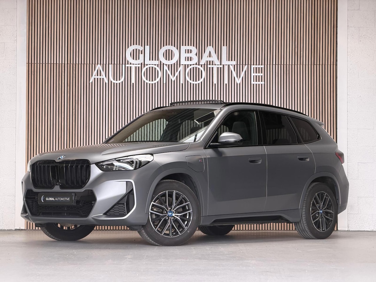 BMW X1 - XDrive30e M sport - 326PK - PANORAMADAK - 360 CAMERA - HEAD UP - AutoWereld.nl