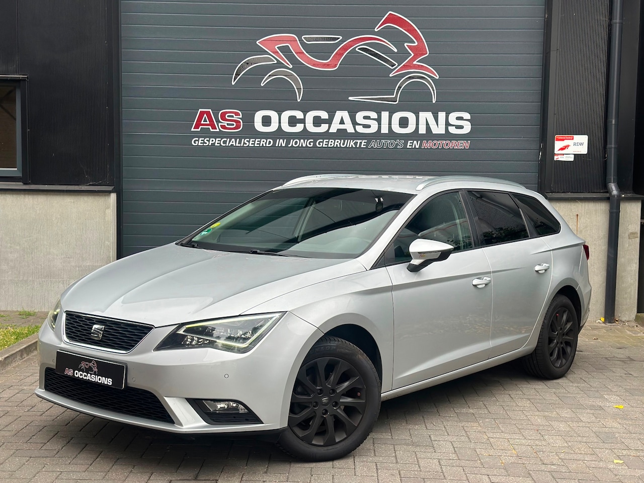 SEAT Leon ST - 1.6 TDI Style - Full service - Airco - Cruise - AutoWereld.nl