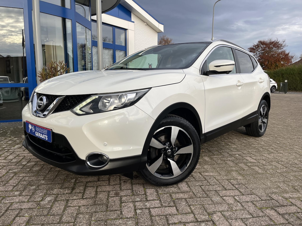 Nissan Qashqai - 1.2 Business Edition | Afn. trekhaak, Panorama dak, 360° en parkeersensoren V+A,  Navigati - AutoWereld.nl