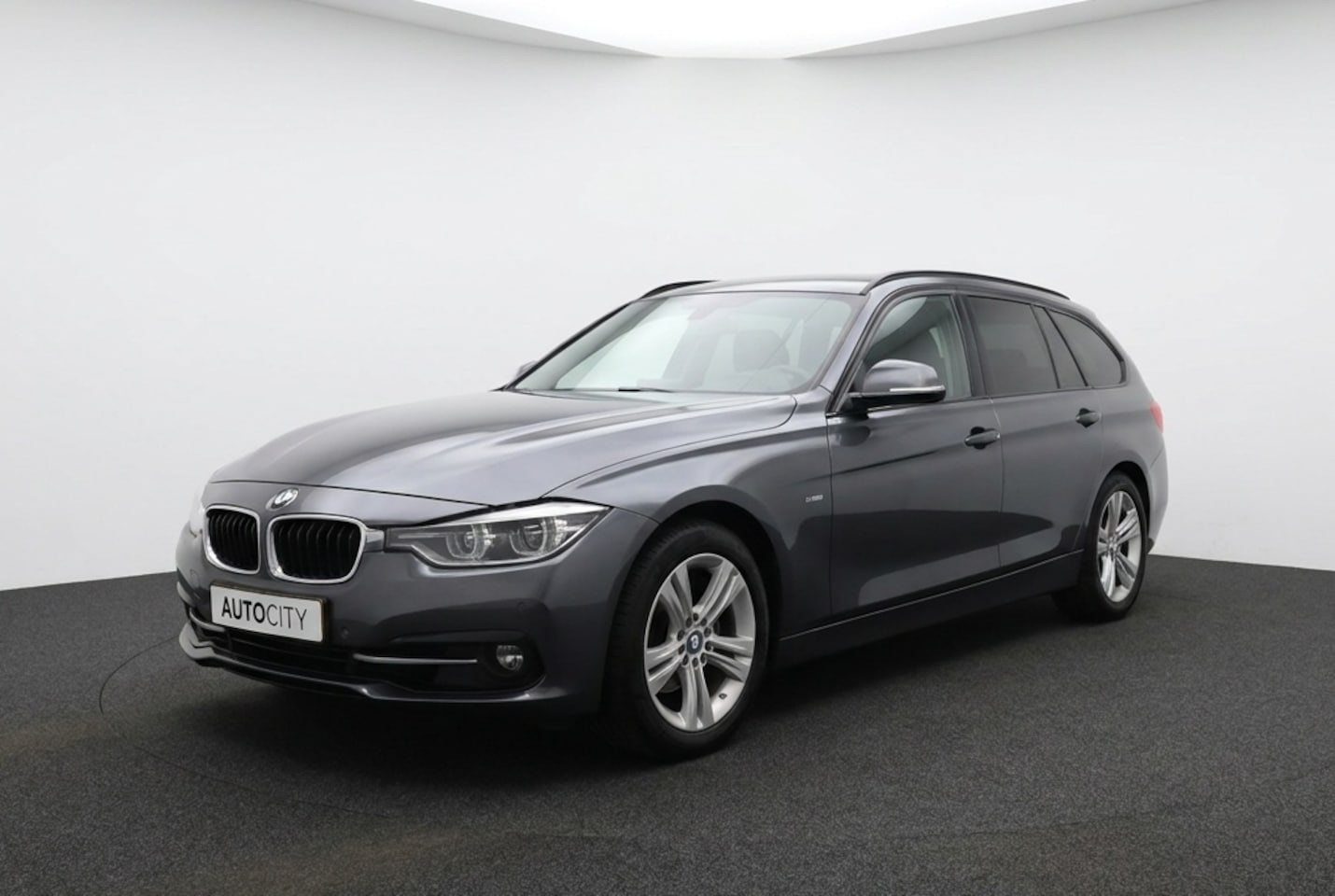 BMW 3-serie Touring - 318i Sportline Pano | Trekhaak | Sportstoelen | Stoelverwarming | Camera - AutoWereld.nl