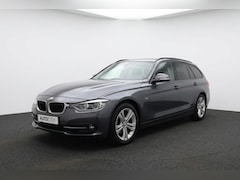BMW 3-serie Touring - 318i Sportline Pano | Trekhaak | Sportstoelen | Stoelverwarming | Camera