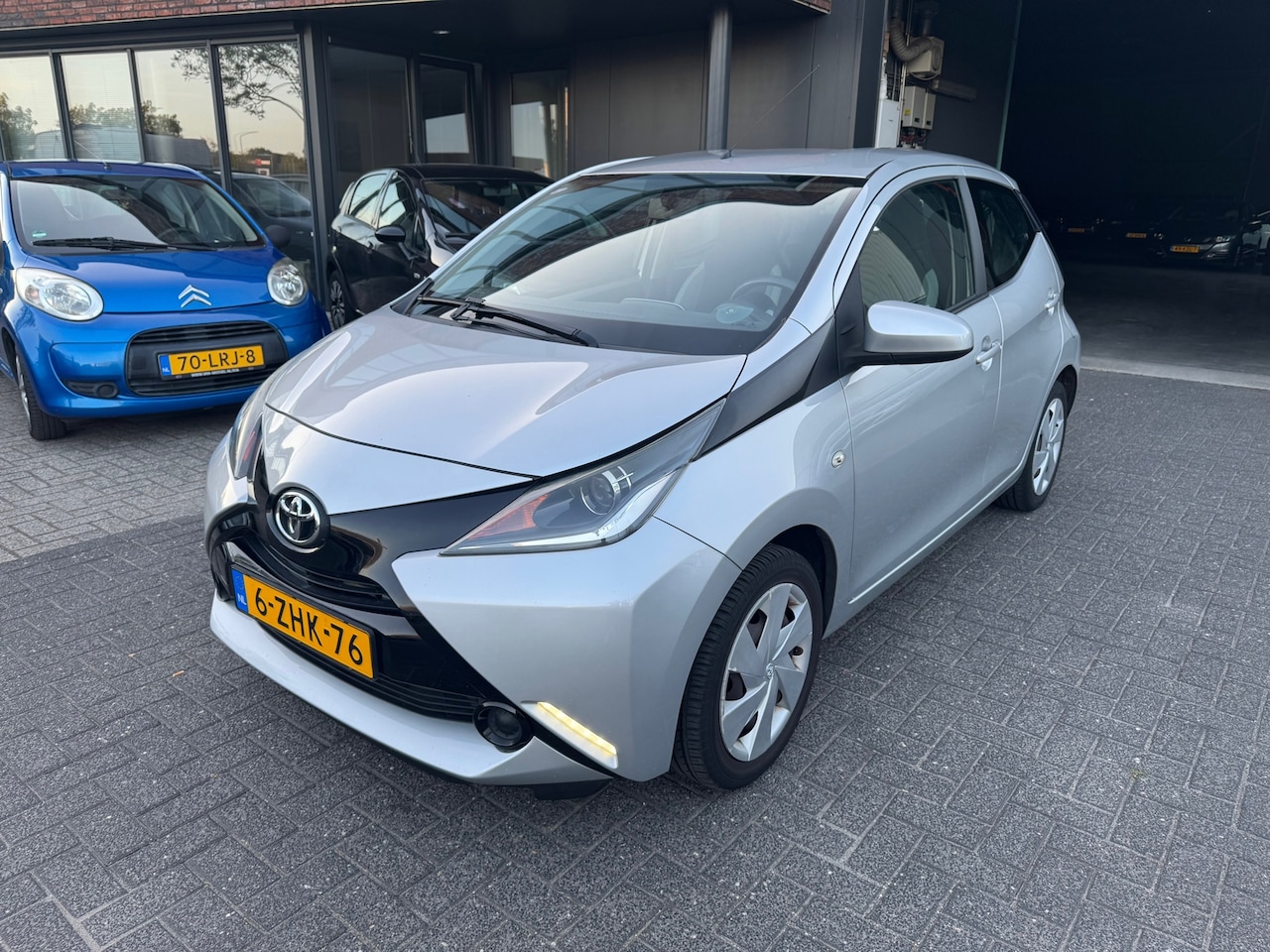 Toyota Aygo - 1.0 VVT-i x-play 5 DRS AIRCO CRUISE CAMERA APK 2027 ORIG NL NAP - AutoWereld.nl