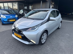 Toyota Aygo - 1.0 VVT-i x-play 5 DRS AIRCO CRUISE CAMERA APK 2027 ORIG NL NAP