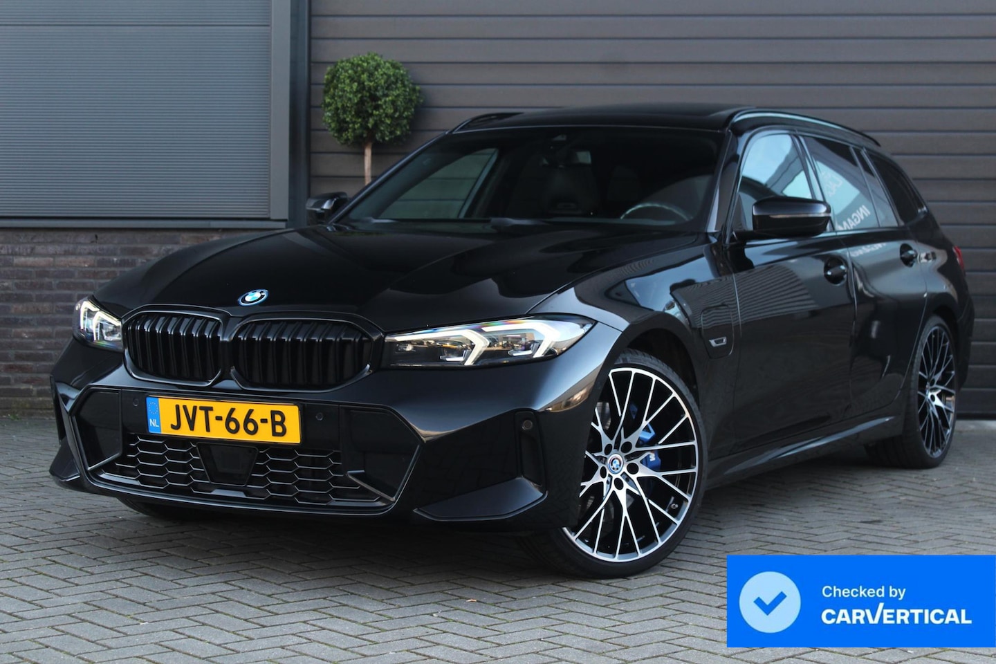 BMW 3-serie Touring - 330e | Panoramadak | M Schaalstoelen | H+K | HUD | Adaptieve cruise Control | LED | - AutoWereld.nl
