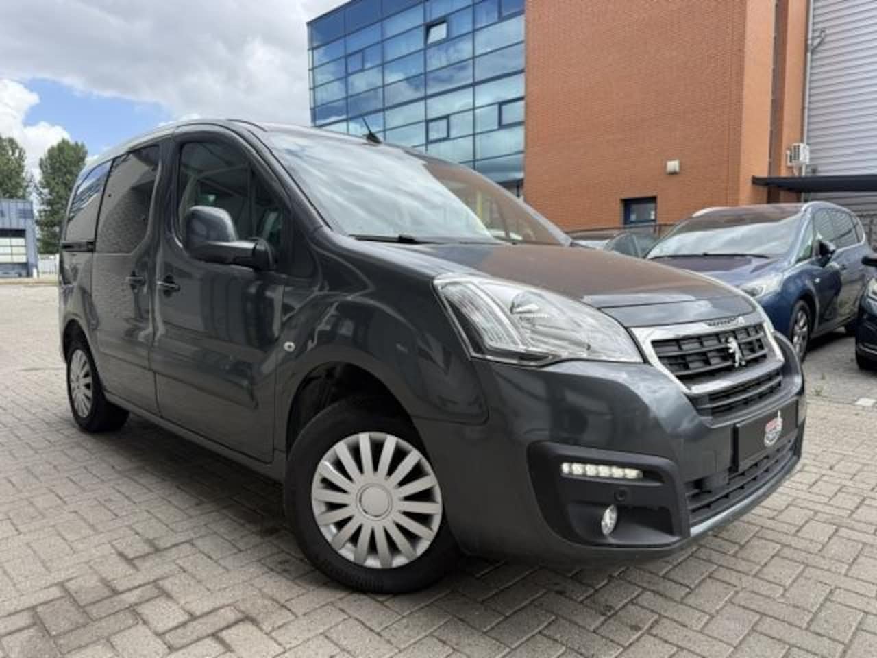 Peugeot Partner MPV - 1.2 Benzine Trekhaak Nieuwe Riem Camera CarPlay clip - AutoWereld.nl