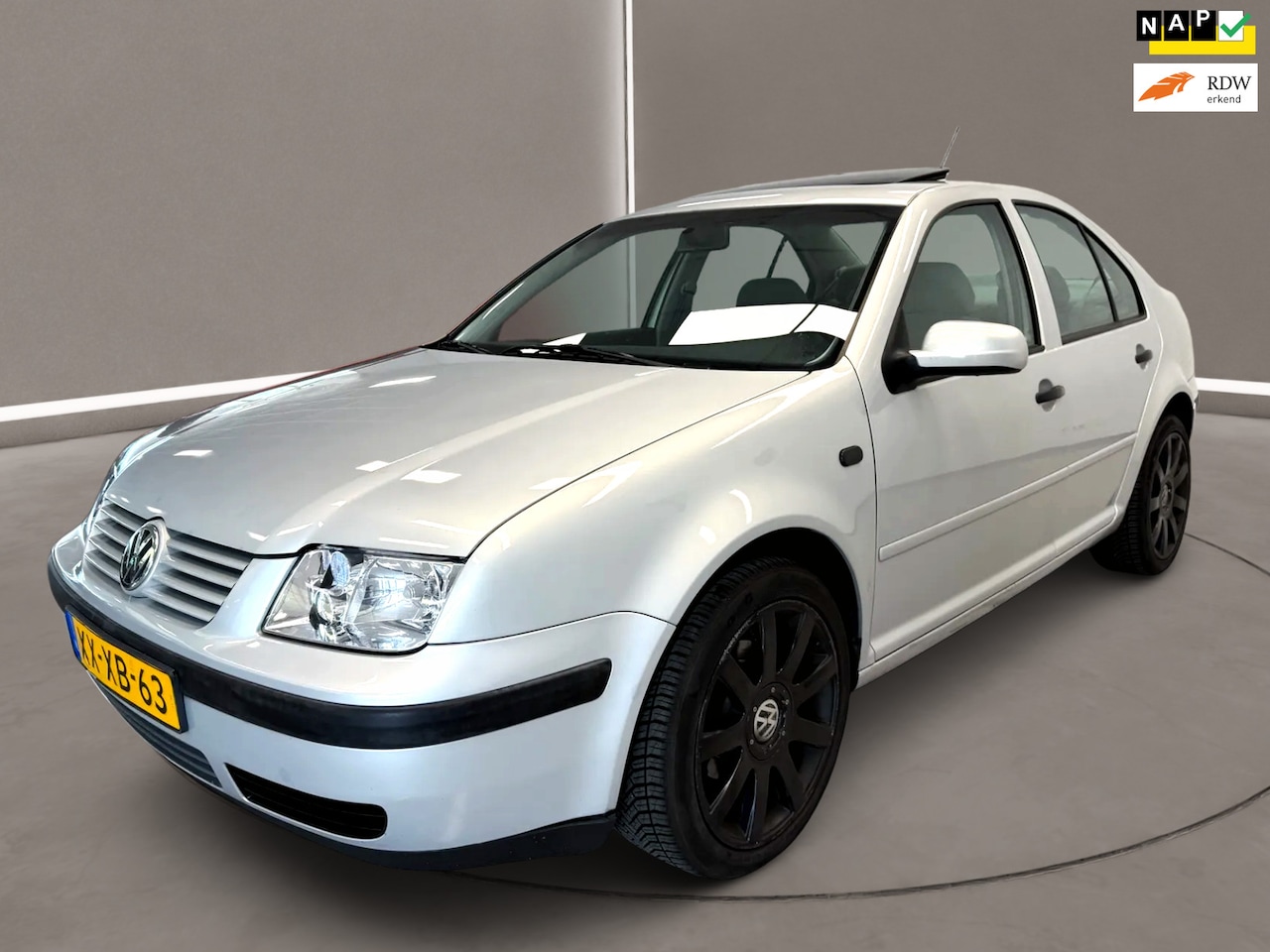 Volkswagen Bora - 1.6 Trendline 101 Pk Automaat Schuifdak. - AutoWereld.nl