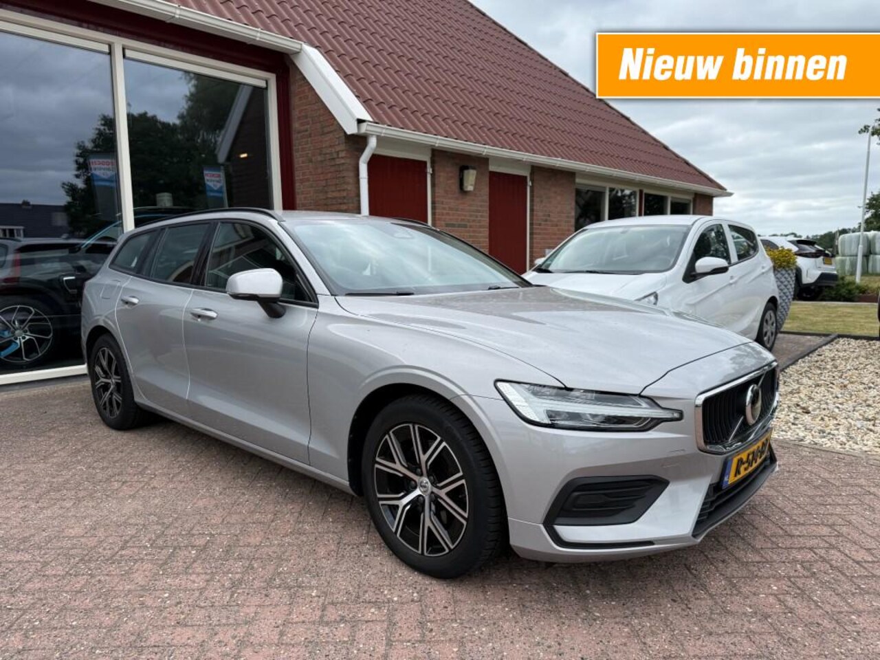 Volvo V60 - 2.0 B3 Essential Orig. NL/FaceLift/Leder/Trekhaak/Winter Pakket - AutoWereld.nl
