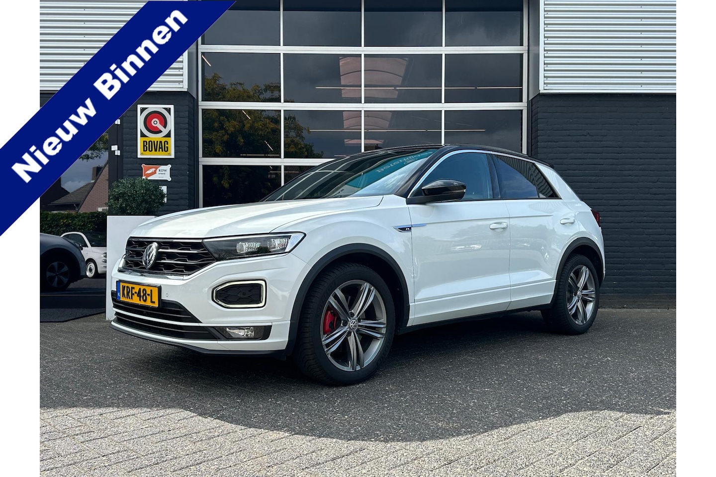 Volkswagen T-Roc - 1.5 Sport R-Line, Two-Tone, Automaat, Bluetooth, CarPlay, Camera, Cruise, Trekhaak, PDC - AutoWereld.nl