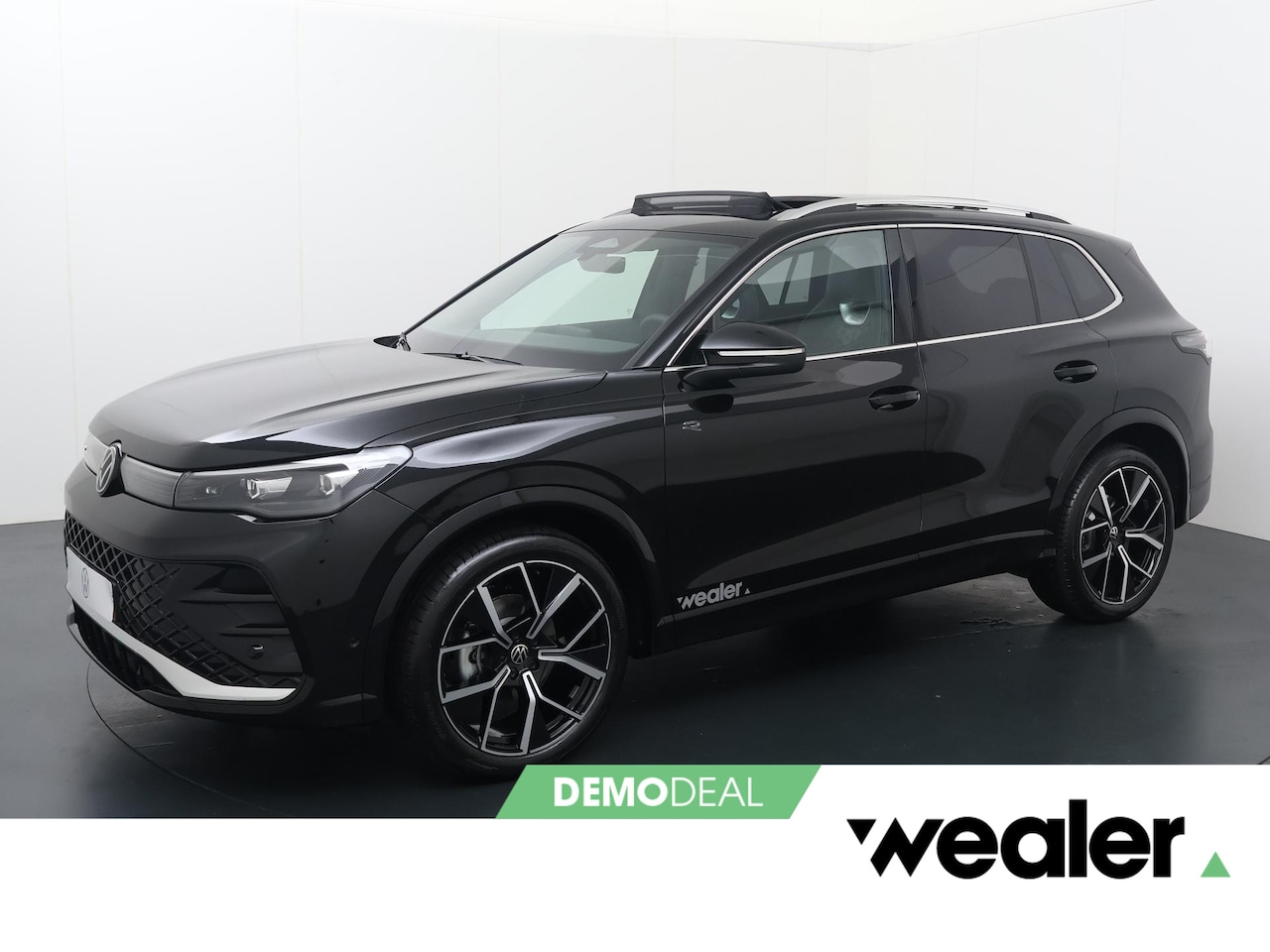 Volkswagen Tiguan - R-Line-Edition 1.5 110 kW / 150 pk eTSI Automaat | Wegklapbare trekhaak | Panoramadak | St - AutoWereld.nl