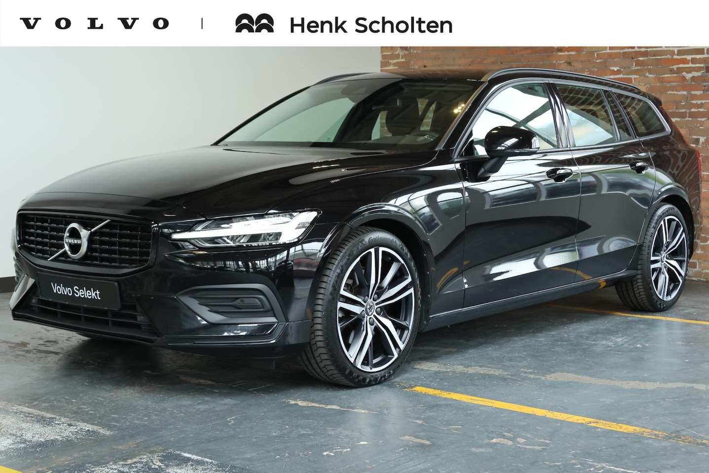 Volvo V60 - B3 Essential Edition | Parkeersensoren voor + achter | Parkeercamera | Stoelverwarming | 1 - AutoWereld.nl